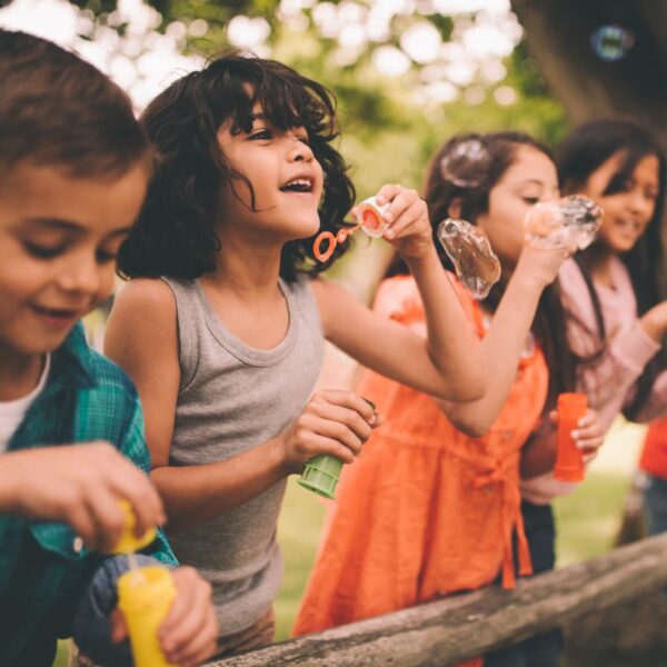 Enfants qui soufflent des bulles