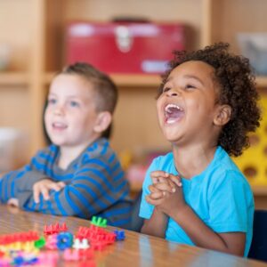 Deux enfants à la maternelle qui s'amusent avec des blocs de construction