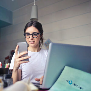 Jeune fille qui travail devant un ordinateur