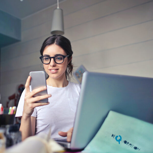 Jeune fille qui travail devant un ordinateur